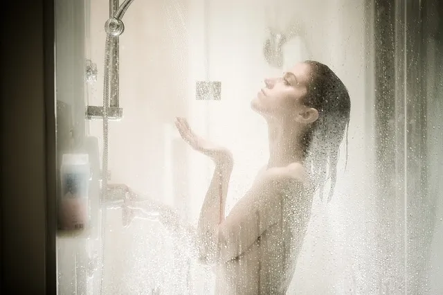 “シャワー女性”