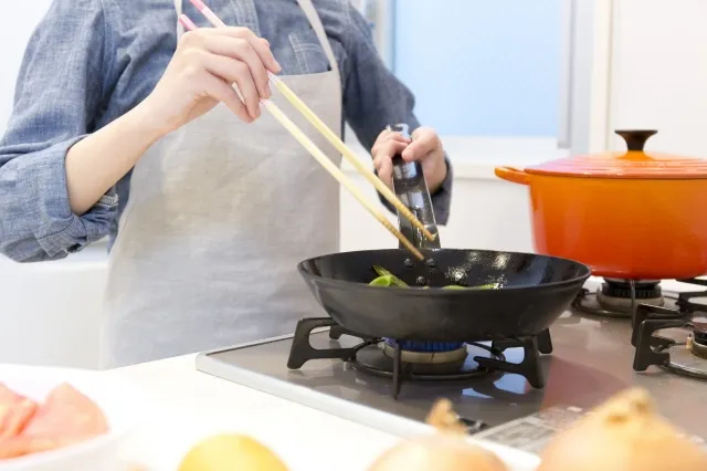 調理している女性